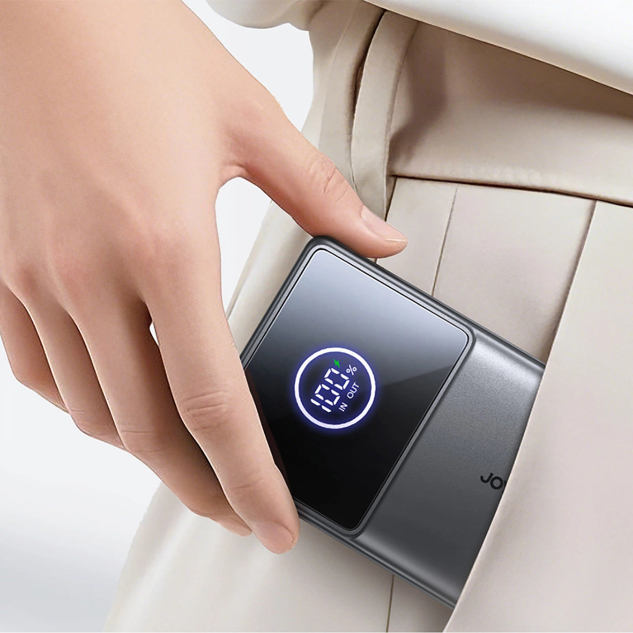 باور بانك جويرووم بسعة 10,000 مللي امبير وبقدرة شحن 22.5 واط مع كيبل تايب سي مدمج - اسود | JOYROOM JR-PR1 Powerbank 22.5W With Built-in Retractable Cable 10000mAh – Black