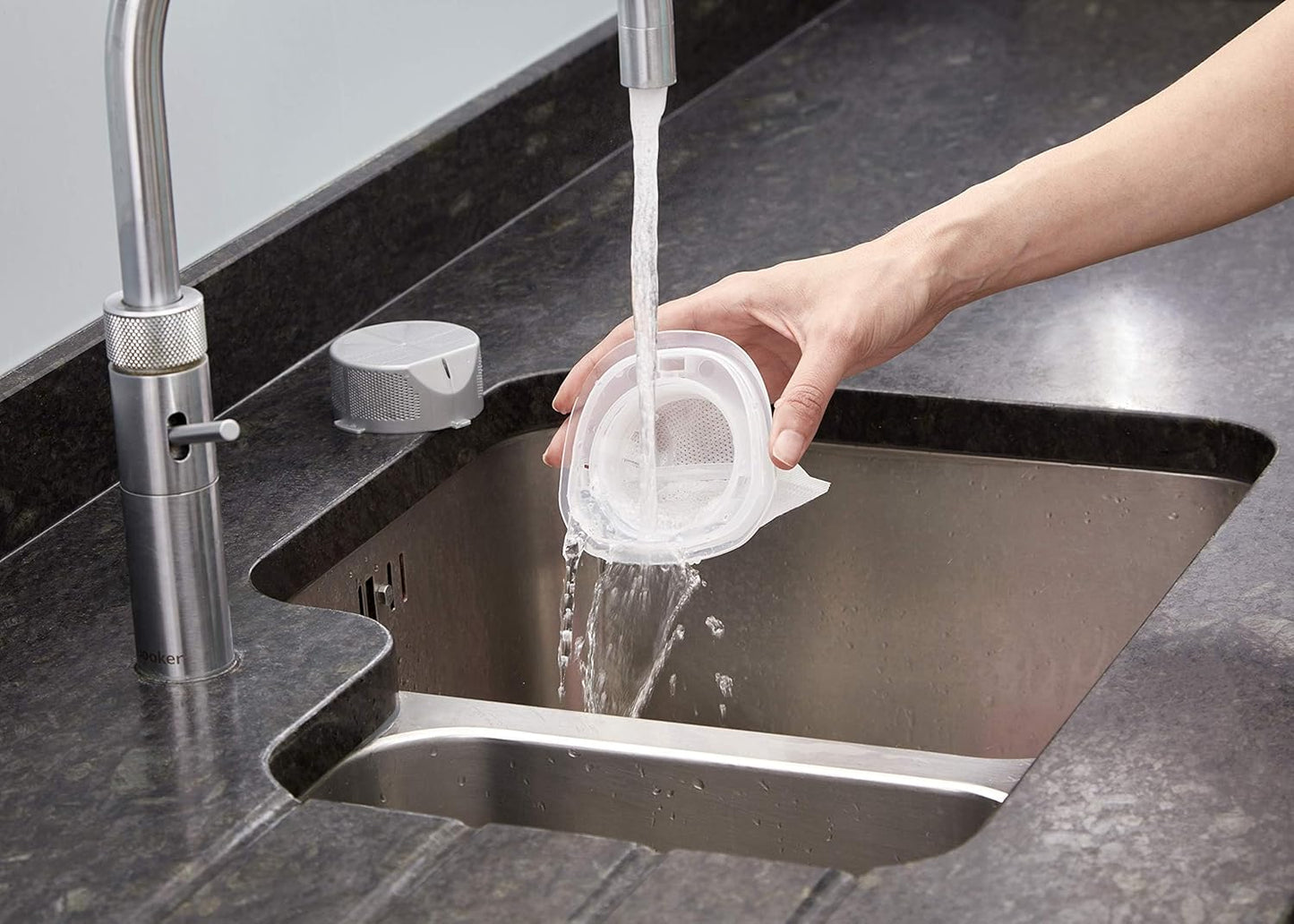 Black+Decker 3.6V Cordless Handheld Vacuum Cleaner with 1.5Ah Lithium-Ion Battery - مكنسة يدوية بلاك آند ديكر 3.6 فولت لاسلكية