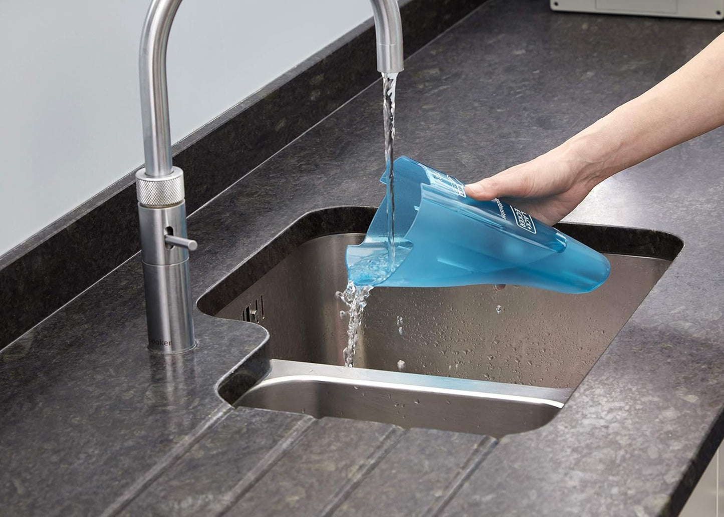 Black+Decker 3.6V 1.5Ah Lithium-Ion Cordless Handheld Vacuum Cleaner for Dry and Wet Cleaning - مكنسة محمولة بلاك آند ديكر 3.6 فولت للشطف والجاف