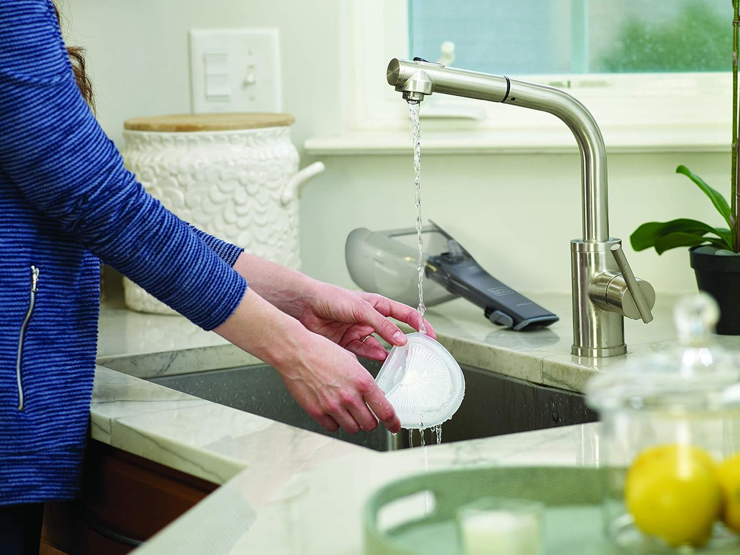 Black+Decker 10.8V 1.5Ah 500ml Cordless Handheld Vacuum Cleaner with Built-in Brush and Charger - مكنسة يدوية بلاك آند ديكر 10.8 فولت لاسلكية