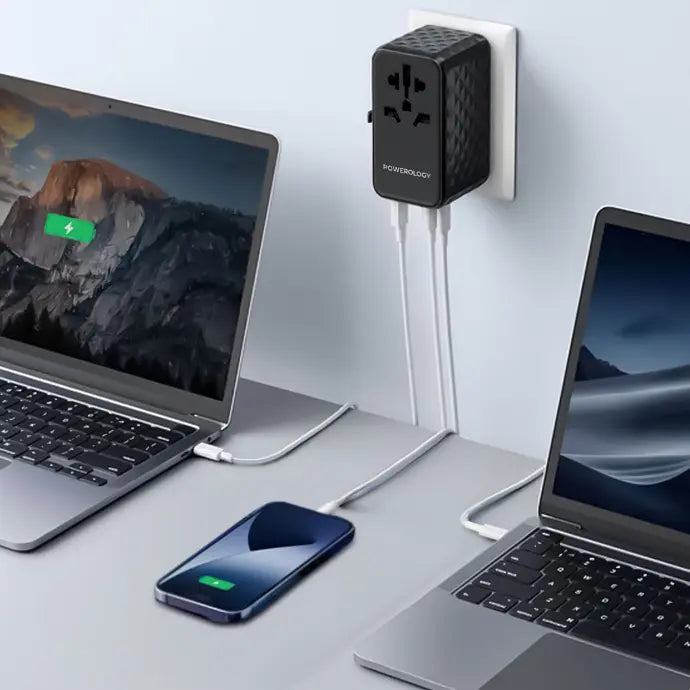 محول السفر الشامل من باورولوجي بمنفذ يو اس بي سي بقدرة 20 واط ومنفذين يو اس بي اي بقدرة 15 واط مع كيبل تايب سي مدمج | Powerology Universal Adapter PD 20W Type-C Port and 2xUSB-A 15W Port with Attached Cable.