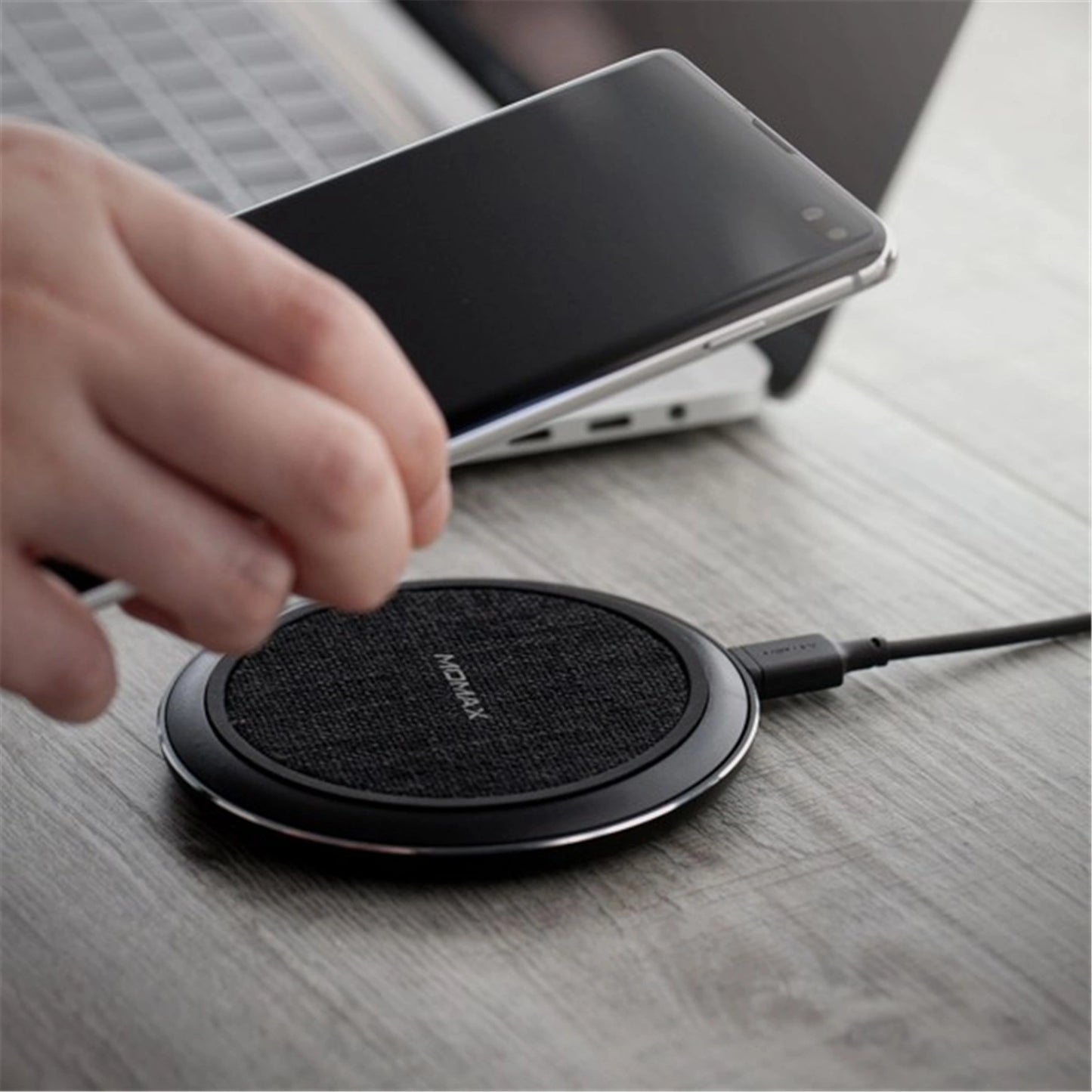 MOMAX Q.Pad 5, 15W Fast Wireless Charger for iPhone & Android - شاحن وايرليس موماكس كيو باد 5, بقوة 15 واط, شحن امن وسريع لاجهزة ايفون واندرويد