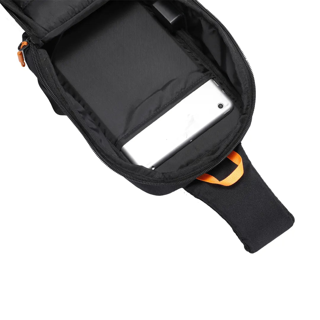 حقيبة كتف جيمنج من بورودو, مقاومة للماء مع منفذ شحن يو اس بي سي بقدرة 40 واط - اسود | Porodo Gaming Water-Resistant PU Side Bag with USB-C PD 40W Port – Black.