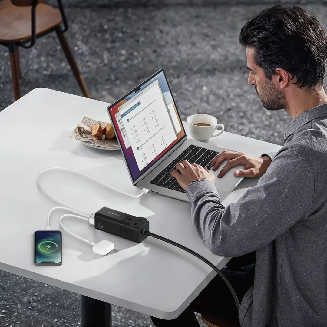 باورولوجي شاحن مكتبي GaN مع منفذين يو اس بي سي ومنفذين يو اس بي اي وكيبل مدمج قابل للسحب - اسود | Powerology PD75W 2USB-C + 2USB-A GaN Desktop Power Strip with Retractable Cable - Black