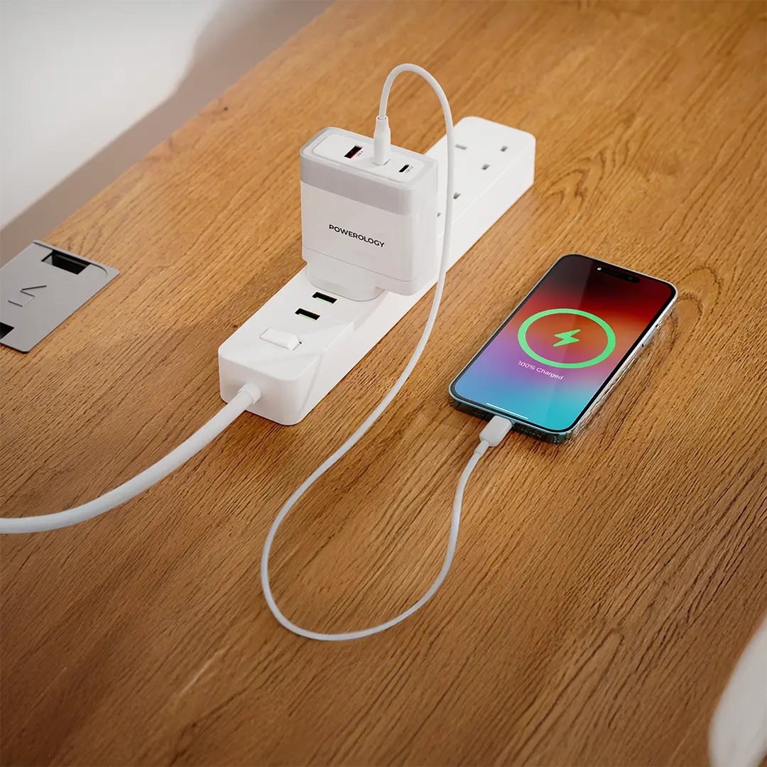 شاحن باورولوجي لايف ستايل ب 3 منافذ للشحن مع شحن سريع بقدرة 100 واط - ابيض | Powerology 3-Port Fast Charging Adapter – White