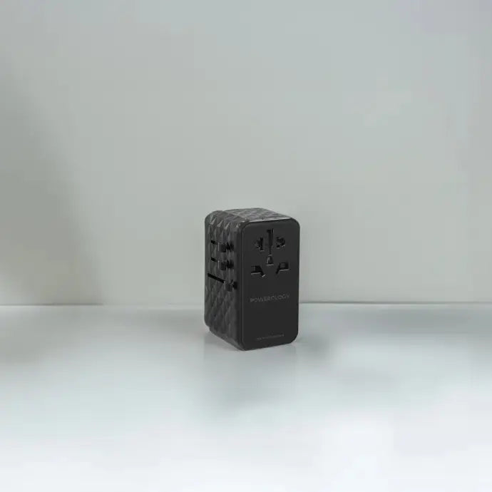 محول سفر عالمي 140 واط من باورولوجي, منفذين يو اس بي سي ومنفذين يو اس بي اي بقدرة 18 واط - اسود | Powerology Universal Adapter 140W X2 Type-C Port and X2 USB-A 15W Port - Black